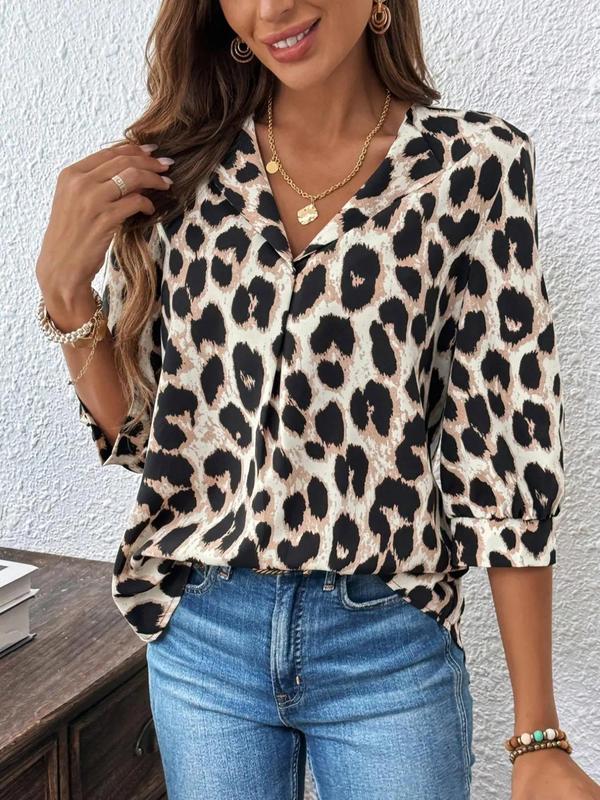 Women's Leopard Print Plicated Bishop Sleeve Blouse, Casual Curved Hem 3 4 Sleeve Round Neck Top for Daily Wear, Ladies Clothes for All Seasons